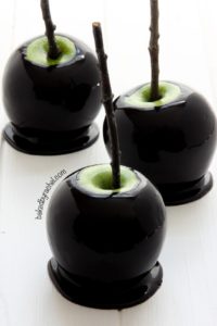 spooky-halloween-dessert-ideas-black-caramel-apples