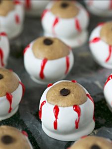 spooky-halloween-dessert-ideas-peanut-butter-chocolate-eyeballs