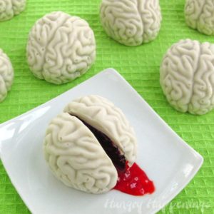 spooky-halloween-dessert-ideas-cake-ball-brains-1